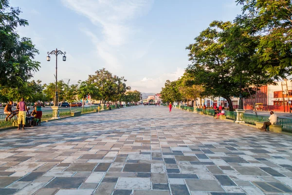 Santiago De Cuba, Cuba - 31 Ocak 2016: İnsanlara Paseo Alameda, sahil yaya bölgesinde Santiago de Cuba, Cuba
