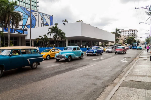 Hawana Kuba Lutego 2016 Vintage Samochody Przed Hotel Habana Libre — Zdjęcie stockowe