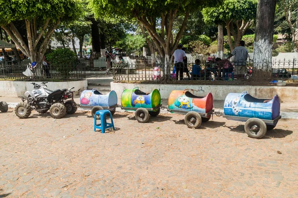 萨尔瓦多康塞普西翁 阿塔科 2016年4月3日 儿童列车乘坐康塞普西翁 阿塔科村的街道 — 图库照片