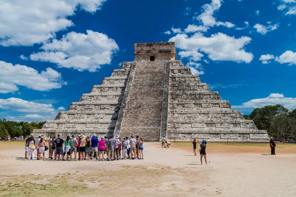 Chichen Itza, Meksika - 26 Şubat 2016: Turist kalabalığından arkeolojik sit Chichen Itza, tüylü yılan piramit ziyaret edin.