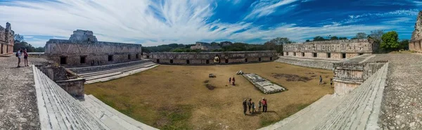 Uxmal, Meksika - 28 Şubat 2016: Rahibenin Quadrangle (Cuadrangulo de las Monjas) bina kompleksinde antik Maya şehir Uxmal, Meksika kalıntıları, Courtyard turist