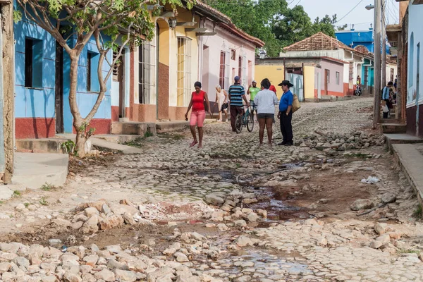 Trinidad, Küba - 8 Şubat 2016: Trinidad, Küba'nın merkezi bir Arnavut kaldırımlı sokakta görünümünü.