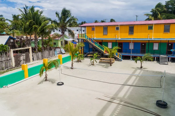 Caye Caulker, Belize - 5 Mart 2016: Görünüm, kirli Mcnasty'nın hostel köyde Caye Caulker, Belize