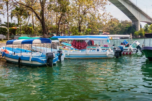 Fronteras, Guatemala - 10 Mart 2016: Rio Dulce River Fronteras Town, Guatemala iskelede tekneler