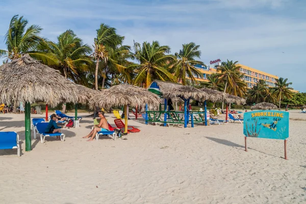 古巴海滩肘 2016年2月9日 古巴特立尼达和多巴哥附近的肘海滩景观 酒店俱乐部朋友肘在后台 — 图库照片
