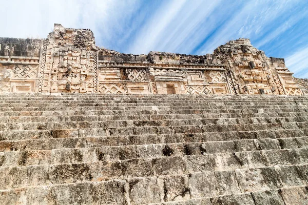 Rahibenin Quadrangle (Cuadrangulo de las Monjas) bina kompleksinde antik Maya şehir Uxmal, Meksika kalıntıları, ayrıntılı oymalar
