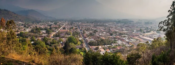 Antigua, Guatemala Hava görünümünü. Volkan Agua içinde belgili tanımlık geçmiş.