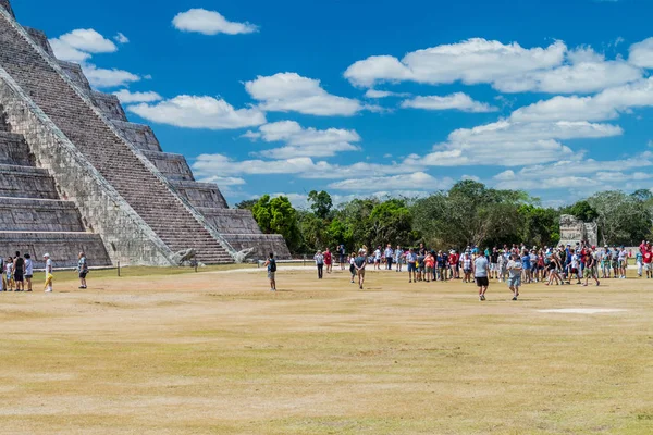Chichen Itza Mexico Februarie 2016 Mulțimi Turiști Vizitează Piramida Kukulkan — Fotografie, imagine de stoc
