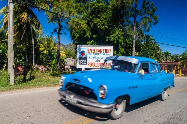 Viñales Kubai 2016 Február Vintage Autó Egy Propaganda Plakátot Vinales — Stock Fotó