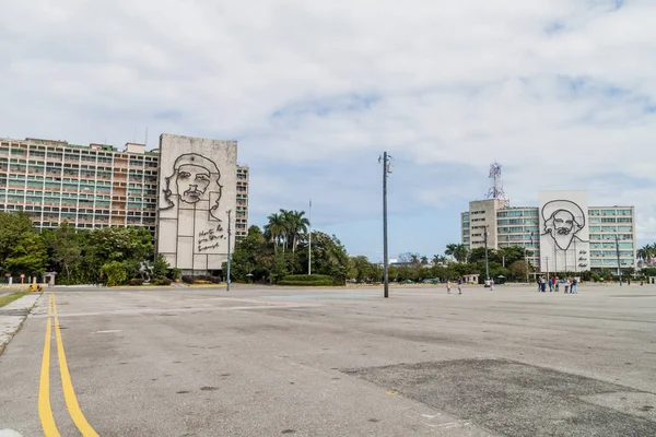インテリア 情報省のカミロ シエンフエゴスとプラザ ラ革命博物館通信省のチェ ゲバラのハバナ キューバ 2016 肖像画 — ストック写真