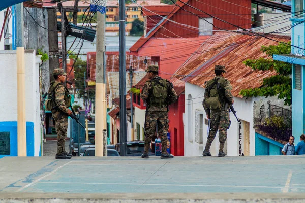 Flores, Guatemala - 11 Mart 2016: Bir devriye Flores, Guatemala asker