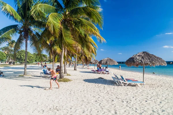 古巴海滩吉隆滩 2016年2月14日 古巴吉隆滩海滩的游客 这个海滩是著名的在猪湾入侵的作用 — 图库照片