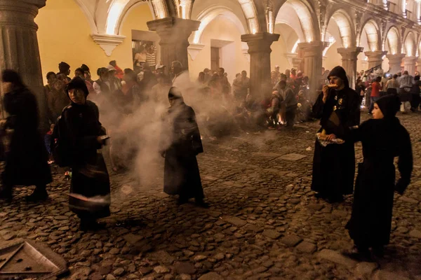 Antigua, Guatemala - 25 Mart 2016: İyi Cuma günü geçit katılımcıların Antigua Guatemala City.