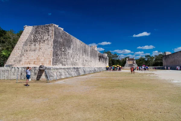 Chichen Itza, Meksika - 26 Şubat 2016: Turist kalabalığından arkeolojik sit Chichen Itza büyük top oyunu sarayda ziyaret edin.