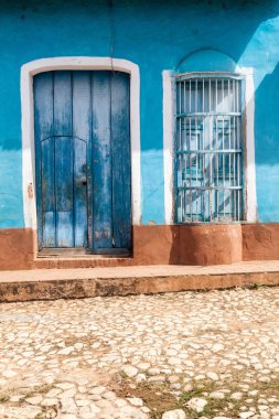 Görünümü Trinidad, Küba'da mavi bir ev ve bir Arnavut kaldırımlı sokakta.