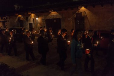 Antigua, Guatemala - 27 Mart 2016: Paskalya Pazar gece alayı katılımcıların Antigua Guatemala City.