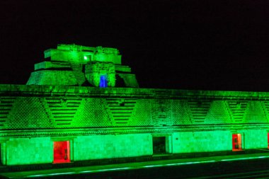 Işıklı bir rahibe Quadrangle (Cuadrangulo de las Monjas) bina kompleksinde antik Maya şehir Uxmal, Meksika kalıntıları