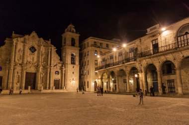 Havana, Küba - 20 Şubat 2016: Casa de bina Lombillo ve Plaza de la Catedral Meydanı Habana Vieja'nda bir katedral.