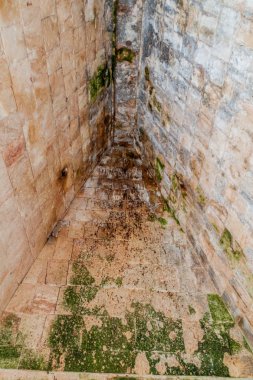 Antik Maya şehir Uxmal, Meksika harabelerde bina iç Palacio del Gobernador (valilik Sarayı) bir oda
