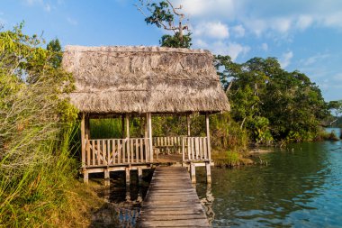Laguna Lachua gölde, Guatemala inşa kulübe