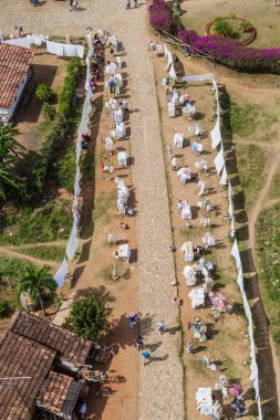 Manaca Iznaga, Küba - 9 Şubat 2016: Valle de los Ingenios Valley yakınındaki Trinidad, Küba Iznaga köyde Hediyelik eşya tezgahları