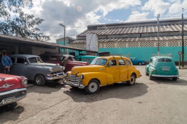 Santa Clara, Cuba - 12 Şubat 2016: Santa Clara, Küba'da paylaşılan taksi olarak hizmet veren Vintage arabalar.
