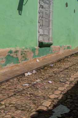 Trinidad, Küba'nın ortasındaki bir sokakta çöp.