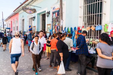 Trinidad, Küba - 8 Şubat 2016: Hediyelik eşya dükkanı Trinidad, Küba'nın merkezi.
