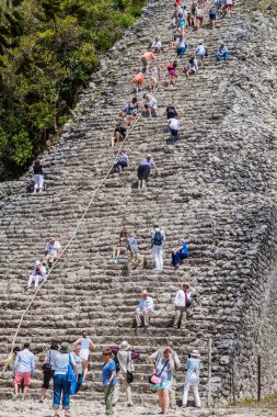 Coba, Meksika - 1 Mart 2016: Turizm tırmanma piramit Nohoch Mul Coba, Meksika Maya şehir kalıntıları