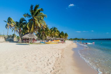 Playa Giron, Küba - 14 Şubat 2016: Turist plajda Playa Giron, Küba. Bu plaj Domuzlar Körfezi işgali sırasında onun rol için ünlü.