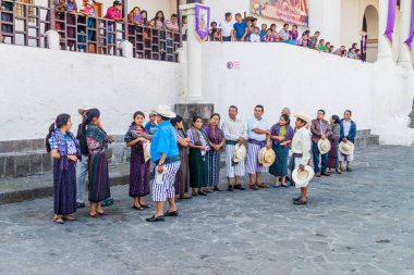 Santiago Atitlan, Guatemala - 24 Mart 2016: Yerli halkın önünde Santiago Atitlan kilisede geleneği giysili.