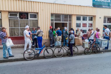 Cienfuegos, Cuba - 10 Şubat 2016: Cienfuegos, Cuba ekmek için sıraya yerel halkın bekleyin.