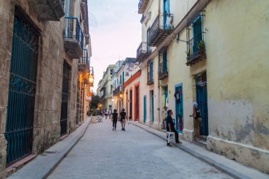 Havana, Küba - 20 Şubat 2016: İnsanlar at Royal'deyim Havana Vieja içinde