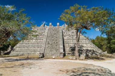 High priest kabrinde (düşünür olarak da bilinir) arkeolojik sit Chichen Itza, Meksika