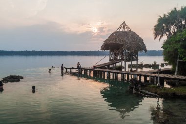 Laguna Lachua, Guatemala - 17 Mart 2016: Laguna Lachua Gölü, Guatemala yıkanan insanlar zevk