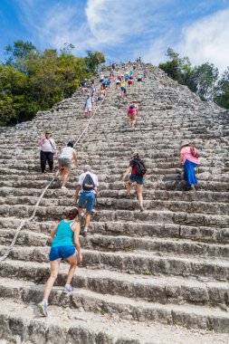Coba, Meksika - 1 Mart 2016: Turizm tırmanma piramit Nohoch Mul Coba, Meksika Maya şehir kalıntıları