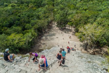 Coba, Meksika - 1 Mart 2016: Turizm tırmanma piramit Nohoch Mul Coba, Meksika Maya şehir kalıntıları
