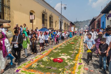 Antigua, Guatemala - 27 Mart 2016: Paskalya Pazar yürüyüş boyunca oluşturulan halı üzerinde alayı katılımcıların Antigua Guatemala City.