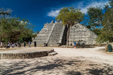 Chichen Itza, Meksika - 26 Şubat 2016: Arkeolojik sit Chichen Itza, Meksika (düşünür olarak da bilinir) kabrinde turist ve yüksek rahip