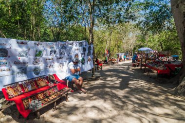 Chichen Itza, Meksika - 26 Şubat 2016: Arkeolojik sit Chichen Itza Hediyelik eşya tezgahları.