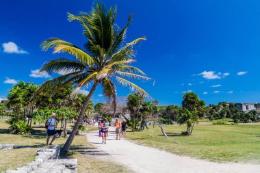 Tulum, Mexio - 29 Şubat 2016: Tulum, Meksika antik Maya şehir kalıntıları turist ziyaret