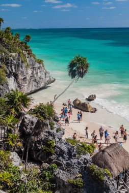 Tulum, Mexio - 29 Şubat 2016: Antik Maya şehir Tulum, Meksika kalıntıları altında sahilde turist