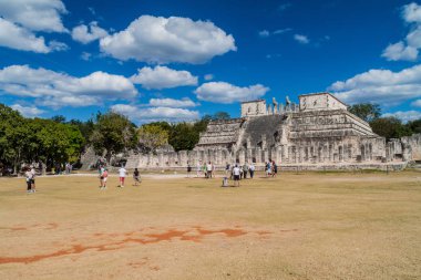 Chichen Itza, Meksika - 26 Şubat 2016: Turist kalabalığından arkeolojik sit Chichen Itza ziyaret edin. Tapınağın arka planda savaşçıların.