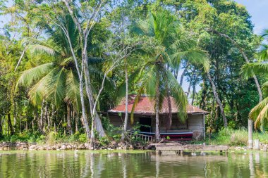 Küçük evde sahil Rio Dulce nehir, Guatemala