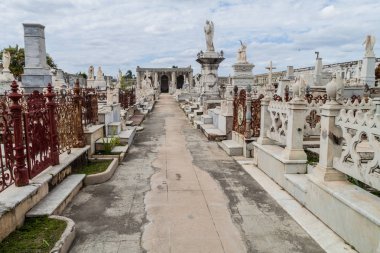 Cienfuegos, Küba'da Cementerio la Reina mezarlığında mezar. Cemtery bir kasırga tarafından zarar görmüş.