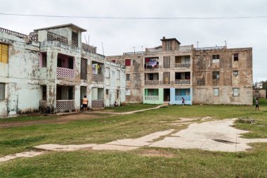 Gibara, Küba - 29 Ocak 2016: Dilipitated beton blok daireler Gibara Köyü, Küba