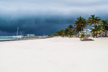 Beach köyde Caye Caulker, Belize. Fırtına geliyor.