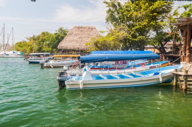 Fronteras, Guatemala - 10 Mart 2016: Rio Dulce River Fronteras Town, Guatemala iskelede tekneler