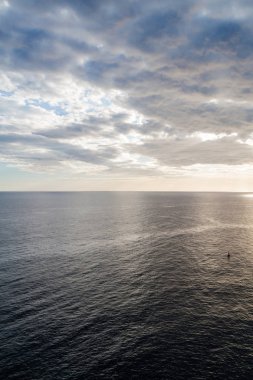 Deniz ve bulutlu gökyüzü arka plan üzerinde