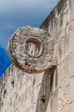Maya Arkeolojik Sit Chichen Itza, Meksika büyük top oyunu mahkemede taş yüzüğe